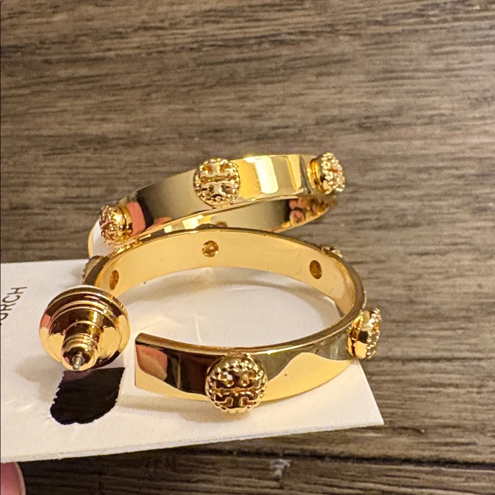 NWT [Tory Burch] Milgrain Gold Logo 3D Medium-Sized Designer Hoop Earrings - Picture 8 of 9